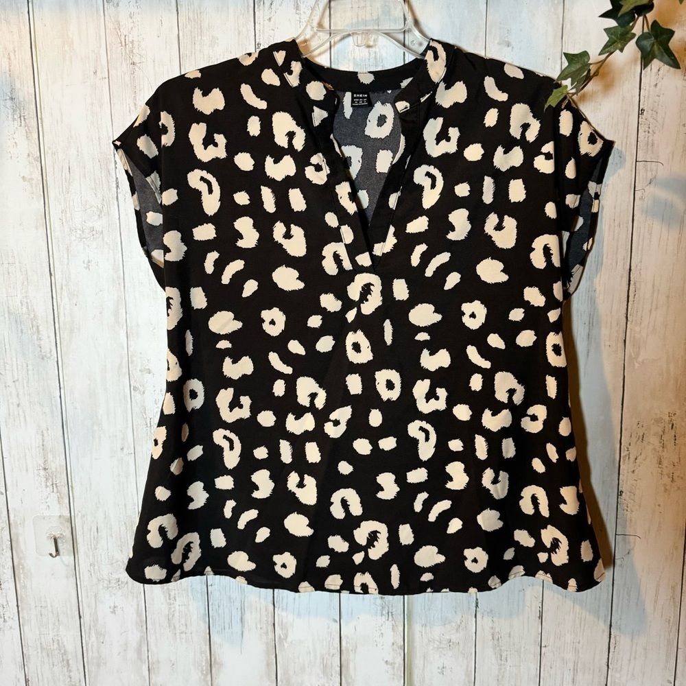 Shein women’s size medium black and cream blouse